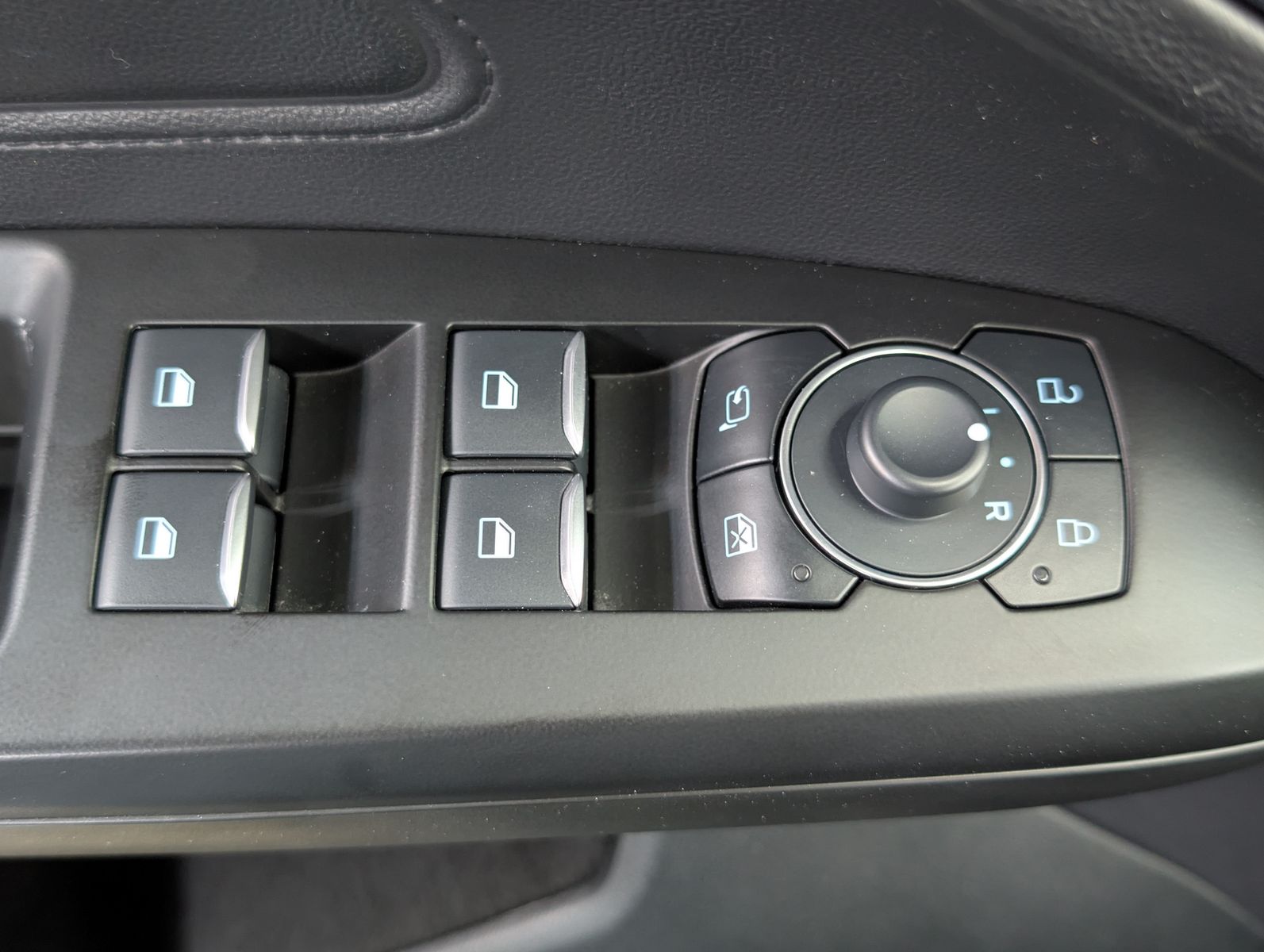 Fahrzeugabbildung Ford Focus Limo EB Active LED ACC APP KAM 17" WINTER