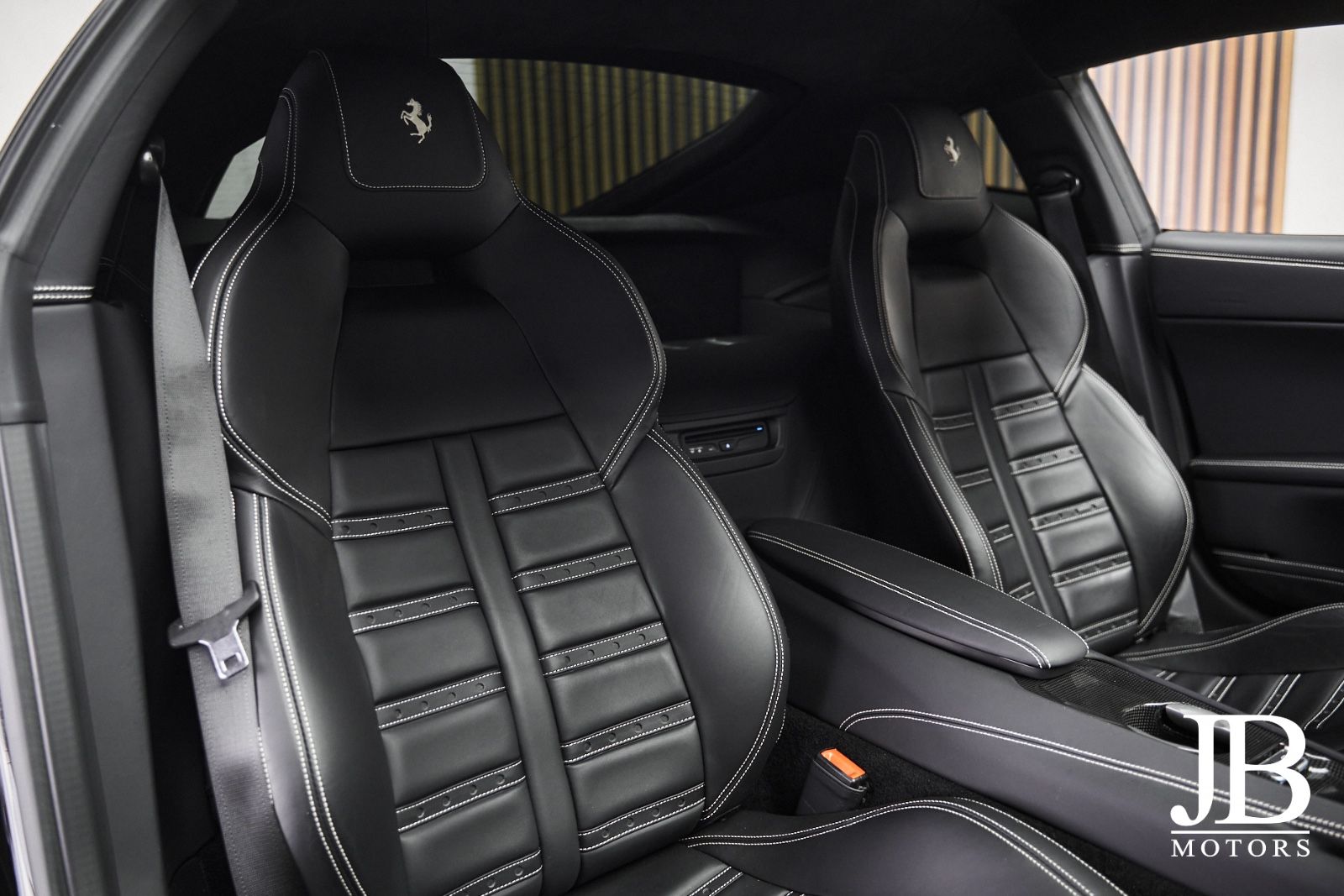 Fahrzeugabbildung Ferrari F12 Carbon Lift LED JBL Kamera Electric Seats
