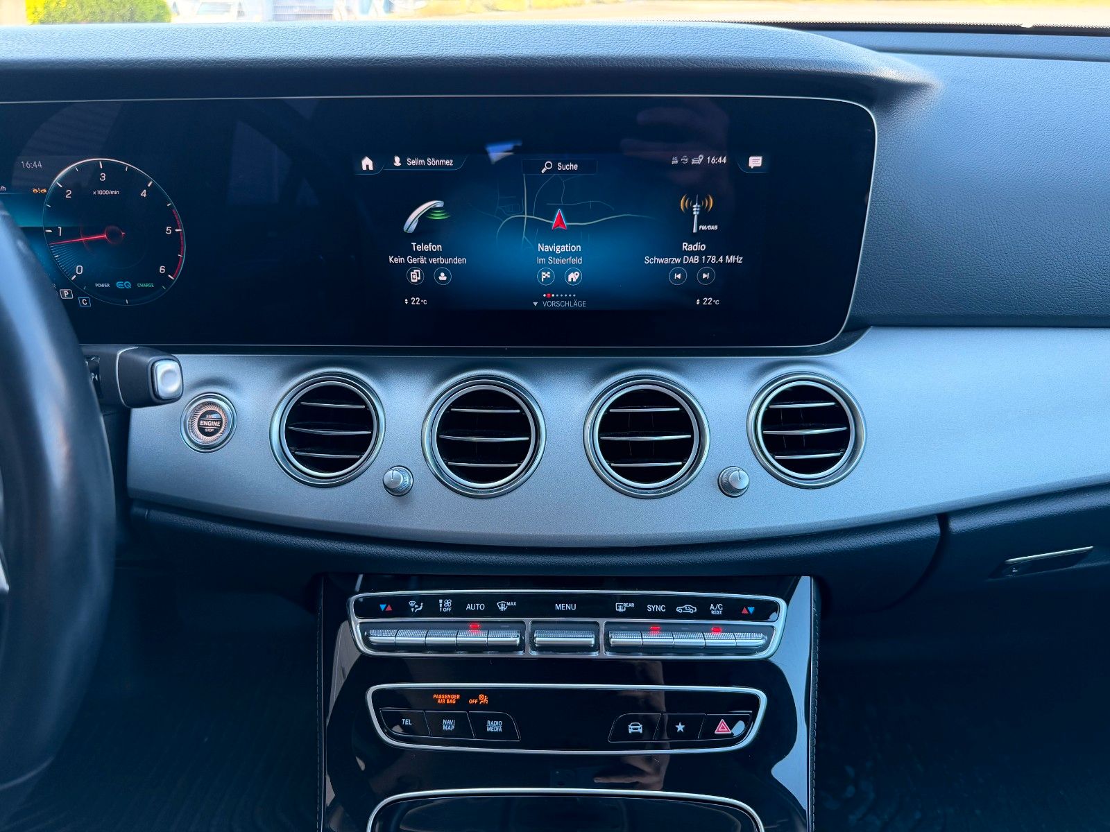 Fahrzeugabbildung Mercedes-Benz E 220d T Avantgarde+RKamera+Leder+Taxi