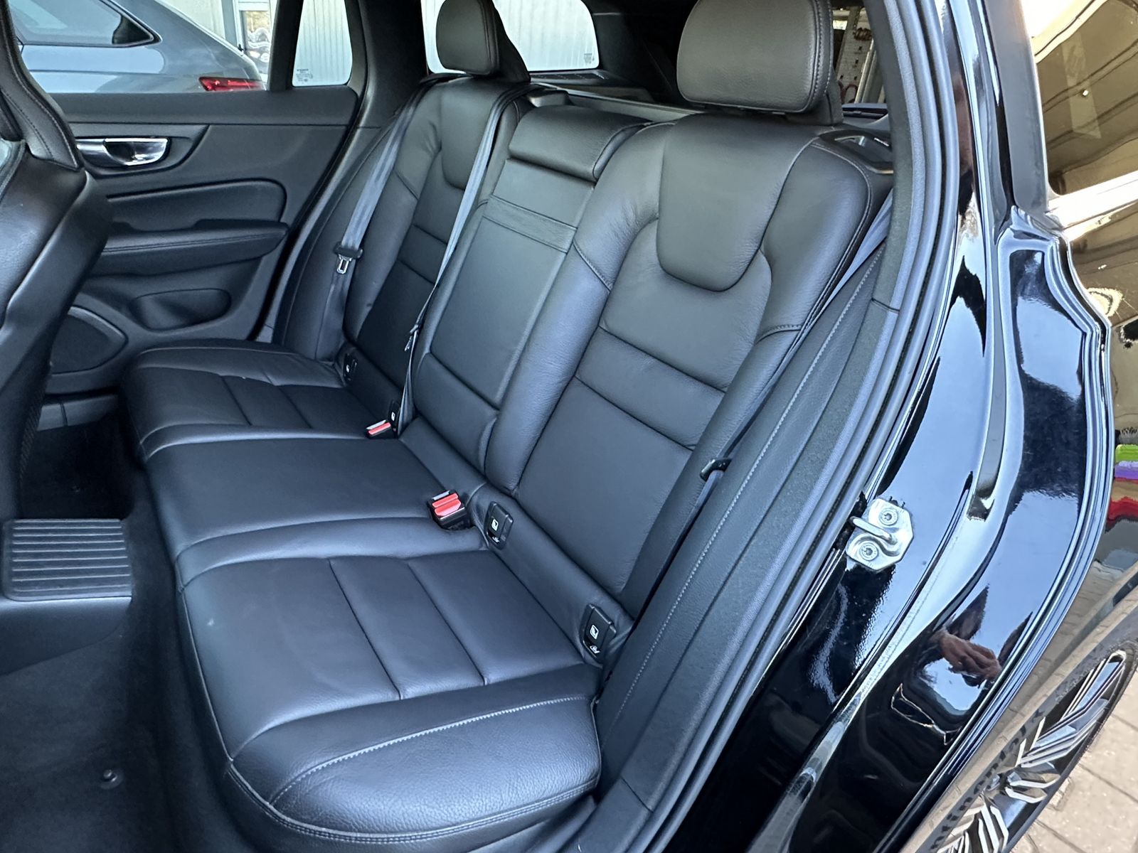 Fahrzeugabbildung Volvo V60 T8 AWD Inscription Hybrid NAV+LED+H&K+18ZOLL