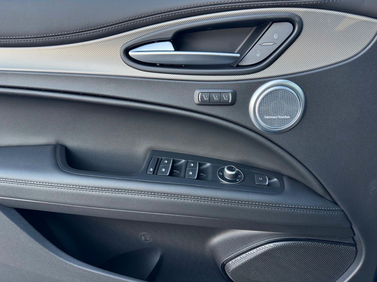 Fahrzeugabbildung Alfa Romeo Stelvio VELOCE 280 PS Glasdach Memory AHK elektr