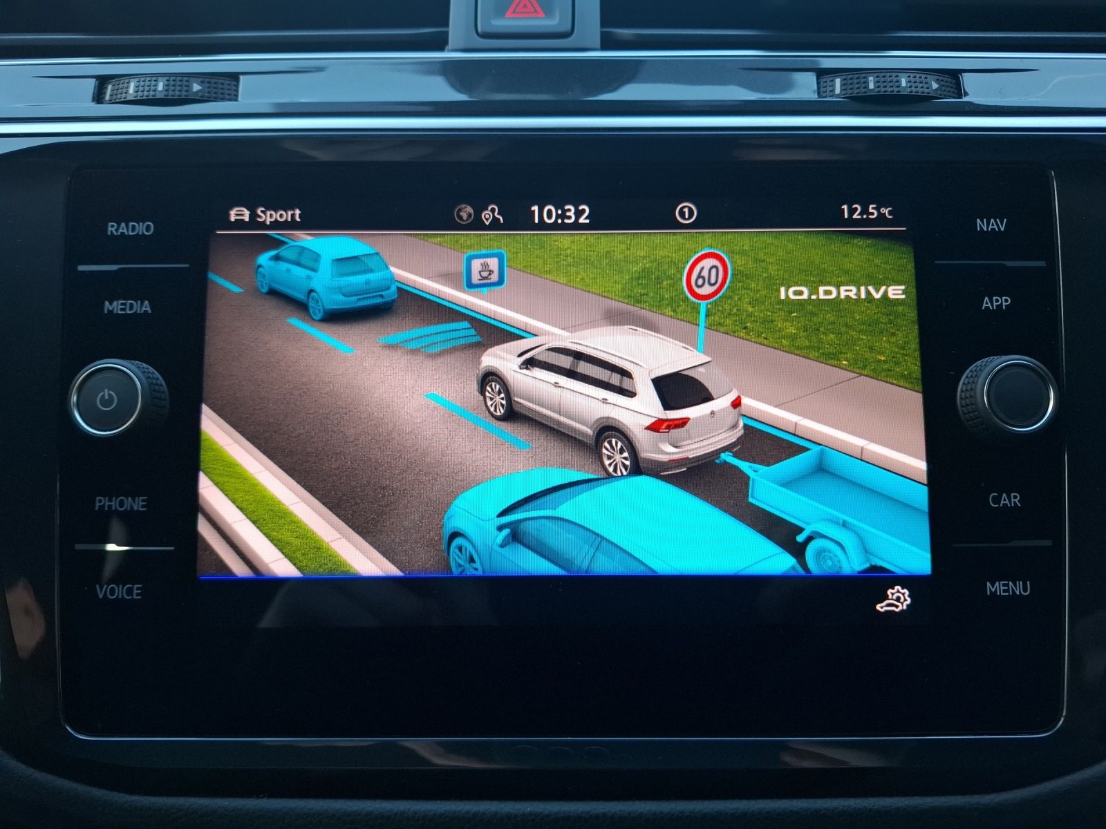 Fahrzeugabbildung Volkswagen Tiguan R DSG 4M Matrix AHK Navi AID ACC RFK SH 2