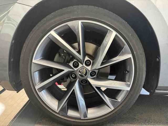 Superb Combi 2.0TDI Sportline 4x4 KAM+NAVI+ACC