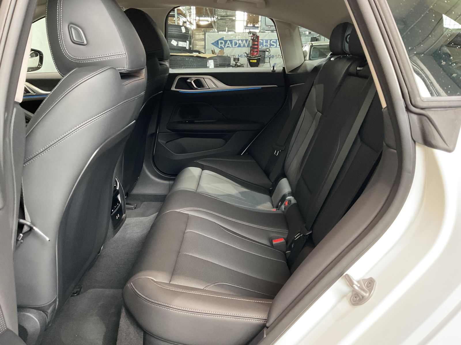 Fahrzeugabbildung BMW i4 eDrive35 |M Sportbremse |Komfortzugang |HiFi