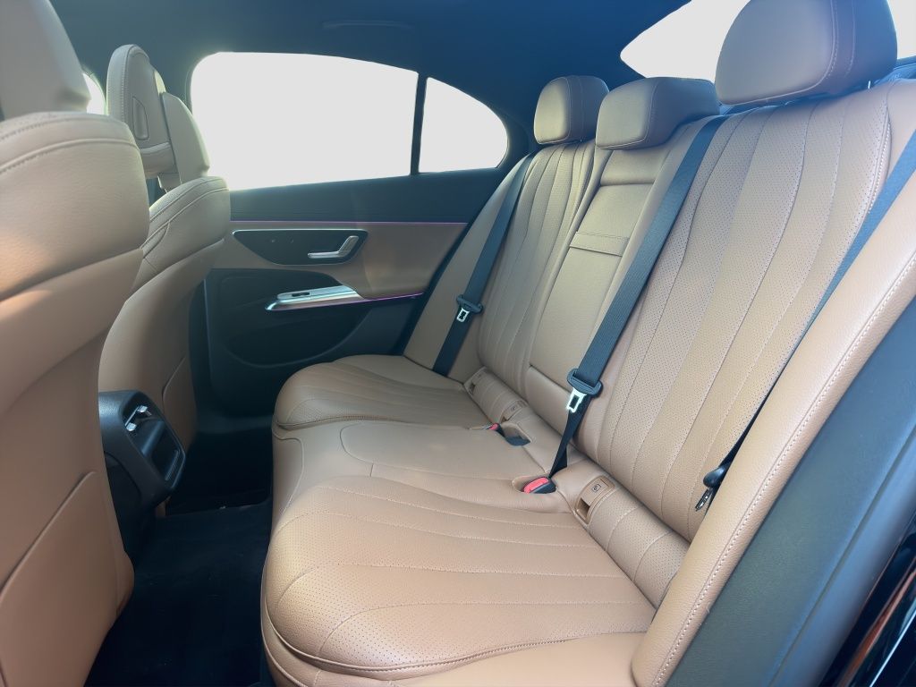 Fahrzeugabbildung Mercedes-Benz E 200 4MATIC Limousine AMG Line*HUD*Pano Dach