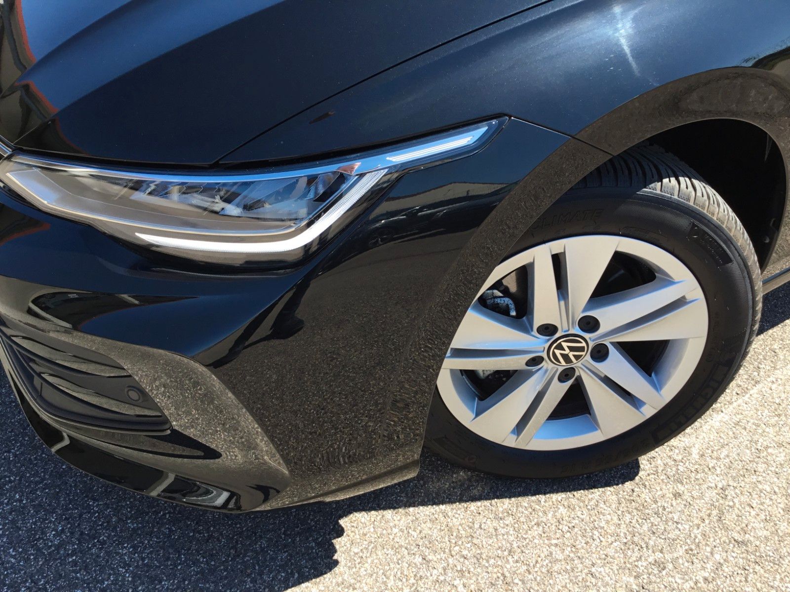 Fahrzeugabbildung Volkswagen Golf 1.5 eTSI DSG Life+AHK+LED+Kamera+Navi