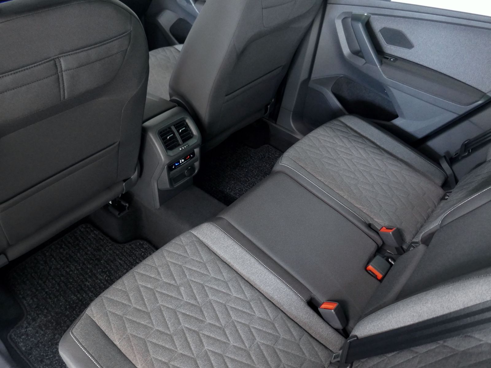 Fahrzeugabbildung Volkswagen Tiguan MOVE 1.5 TSI DSG | LED RFK ACC Navi