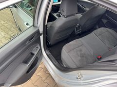 Fahrzeugabbildung Volkswagen Golf VIII Lim. Life Navi Massage Sitzh ACC Lane