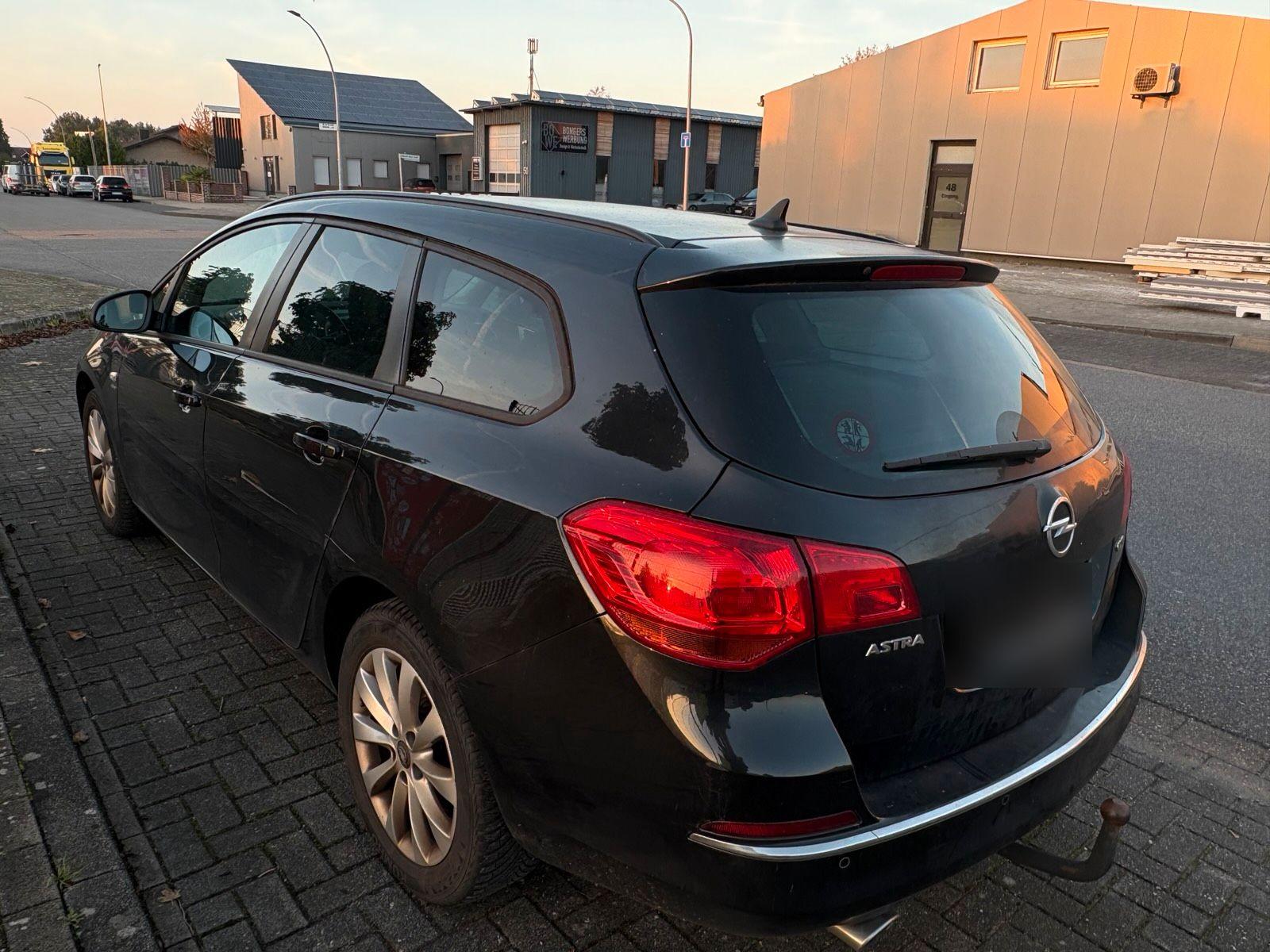 Opel Astra 2013 — вигляд ззаду