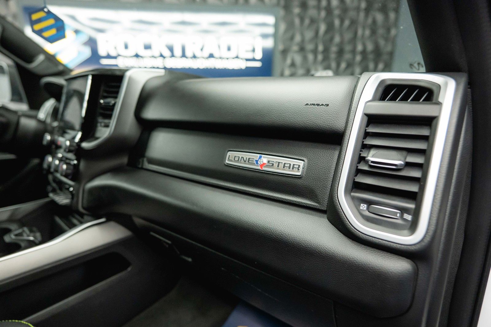 Fahrzeugabbildung Dodge RAM 5.7 V8 HEMI 4x4 OFFROAD Night-Paket LONGBED