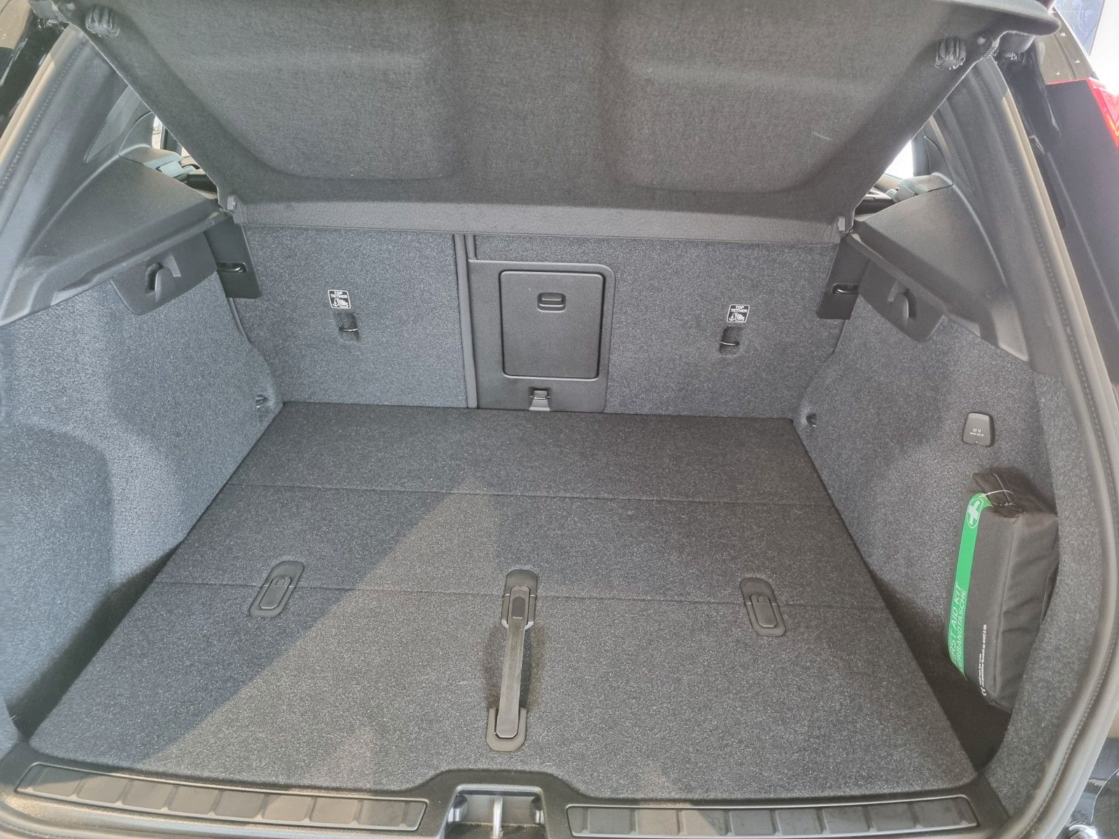 Fahrzeugabbildung Volvo XC40 Plus Dark 2WD Fahrer/Driver-Paket Ganzjahre