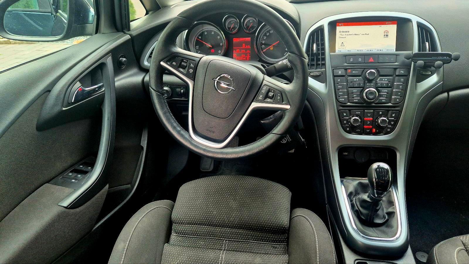 Opel Astra 2015 — photo 11