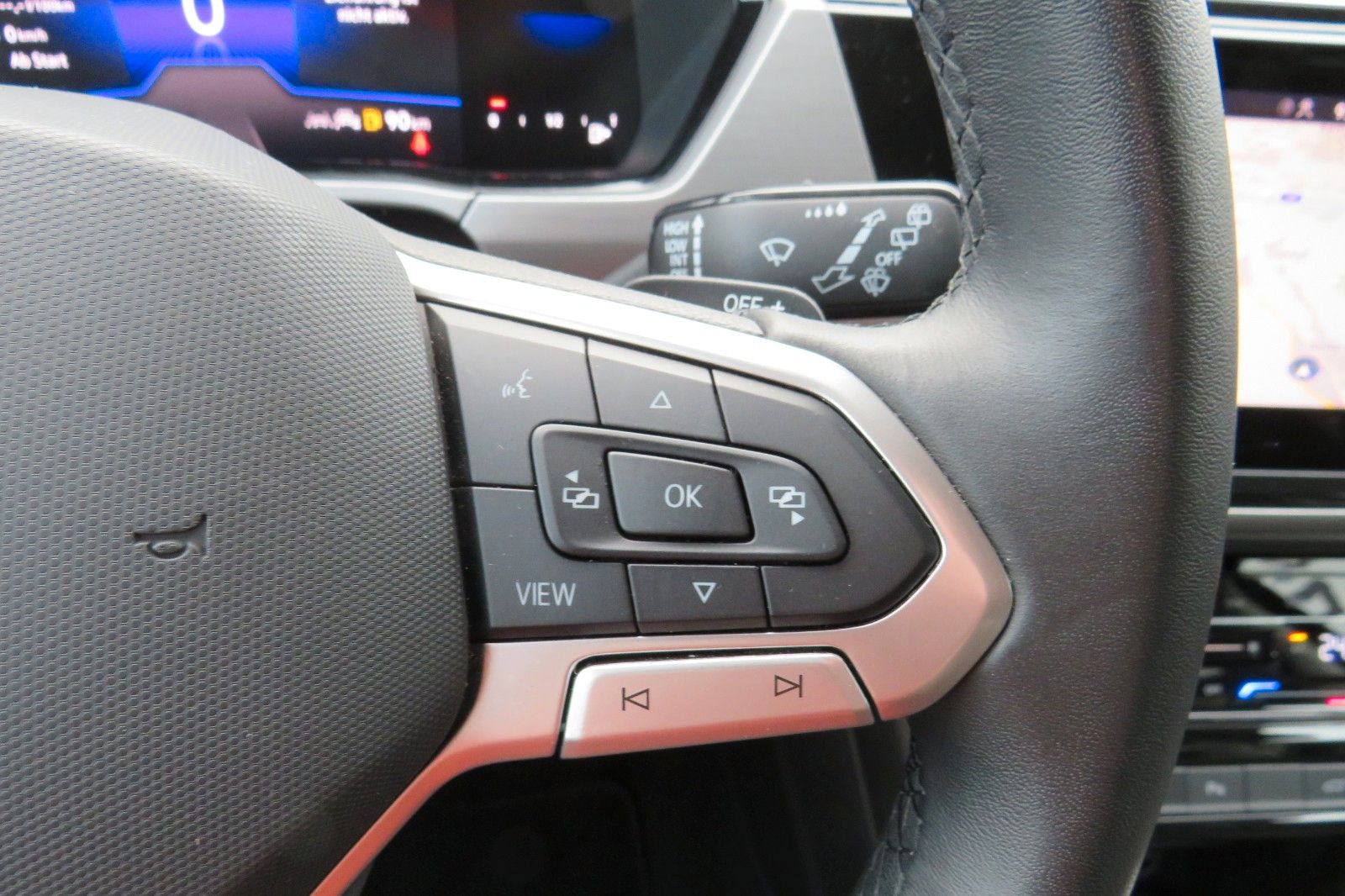 Fahrzeugabbildung Volkswagen Touran Comfort DSG AHK 7-SITZE KAMERA LED 1.H