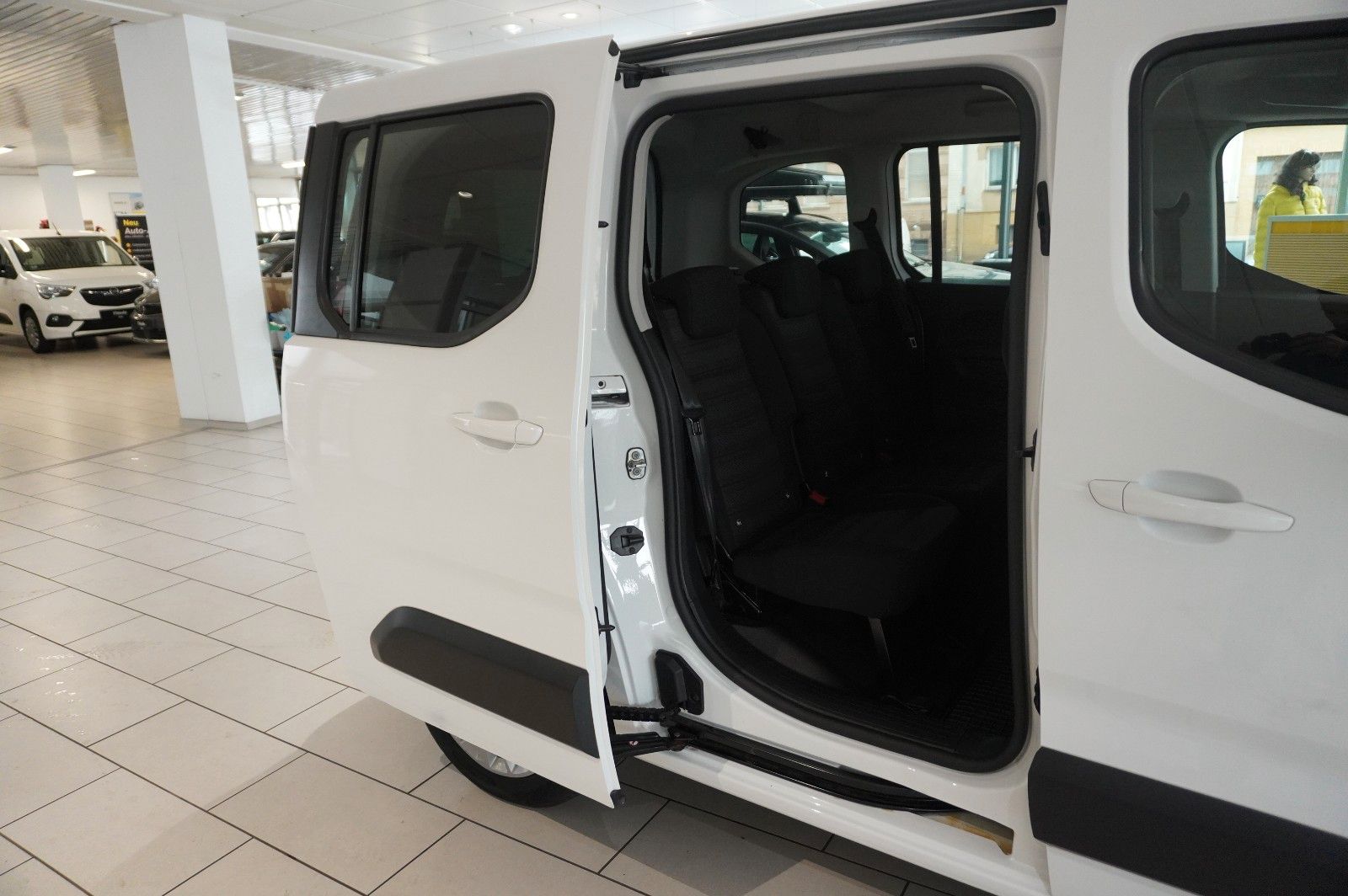Fahrzeugabbildung Opel Combo-e LIFE ELEGANCE 11KW NAVI/KAMERA/VIRT./DAB