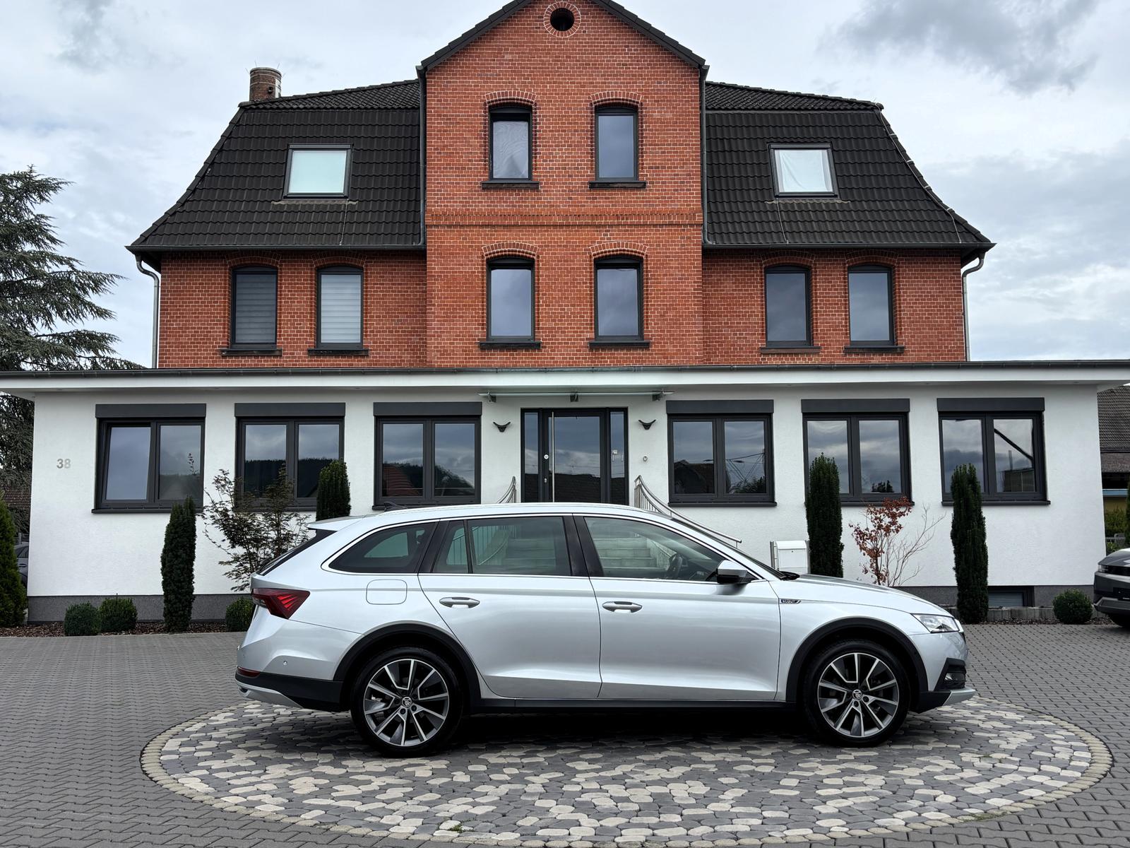 Skoda Octavia Scout 4x4 LED ACC NAV HUD VIRTUAL 4xSHZ 