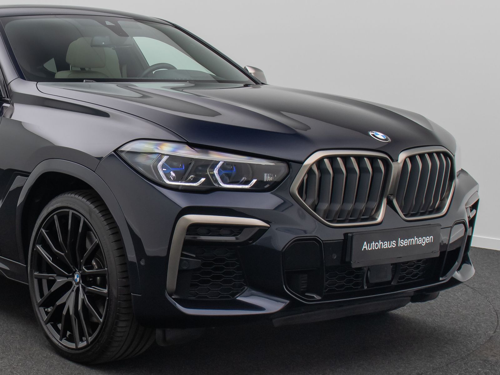 Fahrzeugabbildung BMW X6 M50i Panorama Laser 360°HUD B&W SoftCL 22Zoll