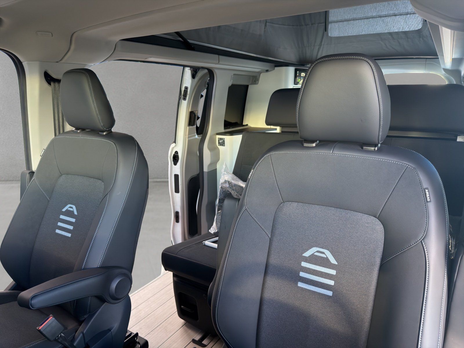 Fahrzeugabbildung Ford Nugget Camper 40 Jahre Edition Sofort Verfügbar