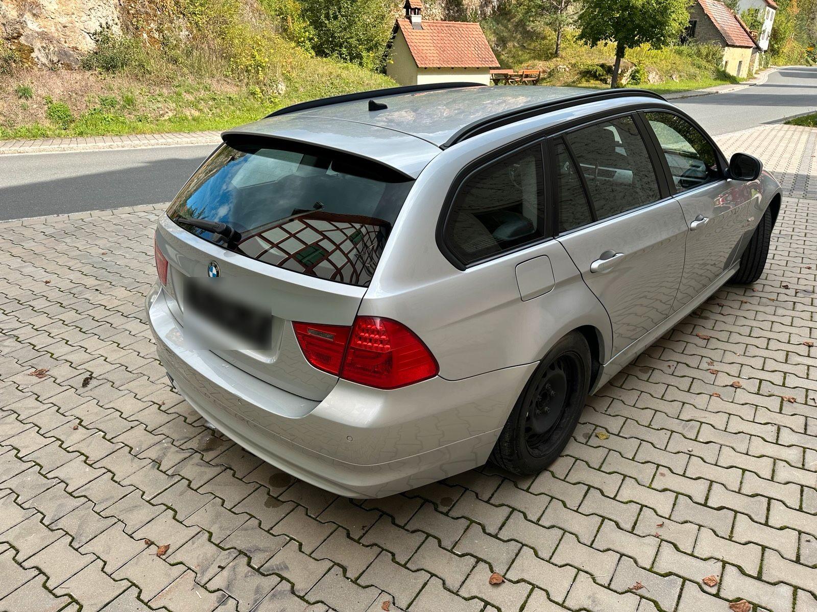 BMW 320 2010 — салон