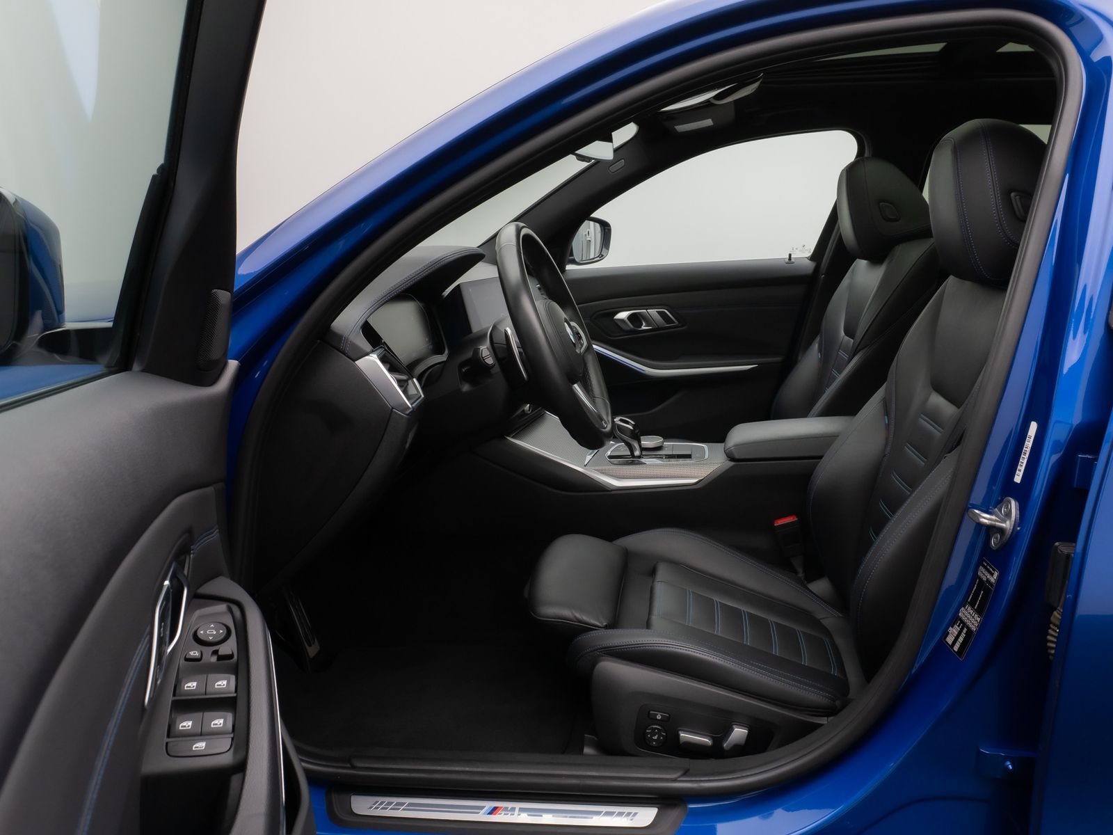 Fahrzeugabbildung BMW 320i M Sport Panorama Kamera HUD DAB HiFi Laser