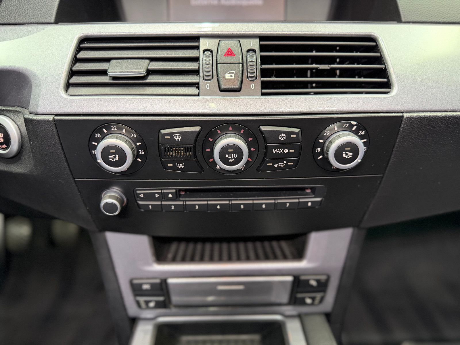 Fahrzeugabbildung BMW 523I Touring |PDC|PANO|NAVI|LEDER