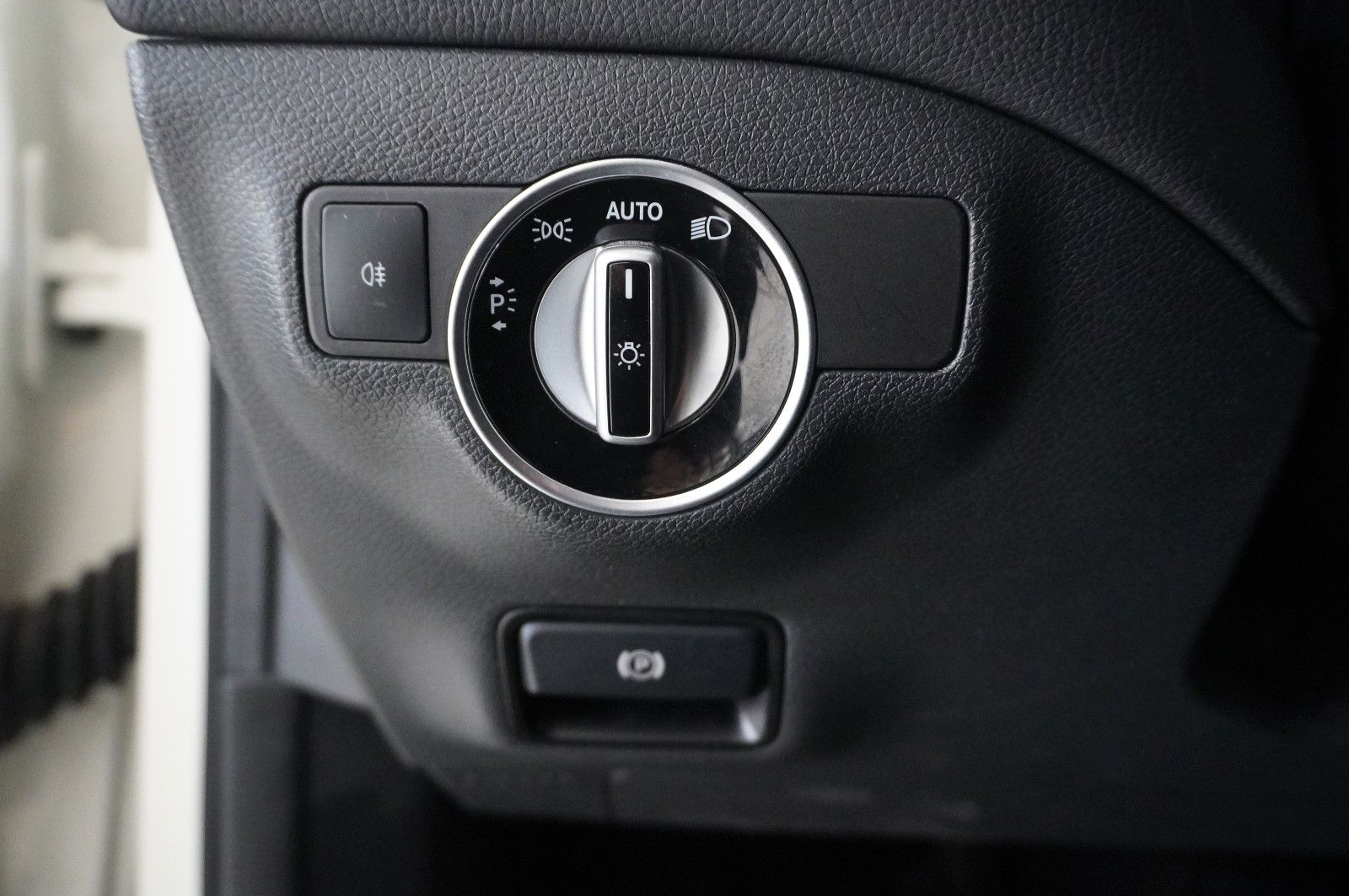 Fahrzeugabbildung Mercedes-Benz GLA 180 STYLE 7G-DCT NAVI/BI-XENON/SHZ/KAMERA