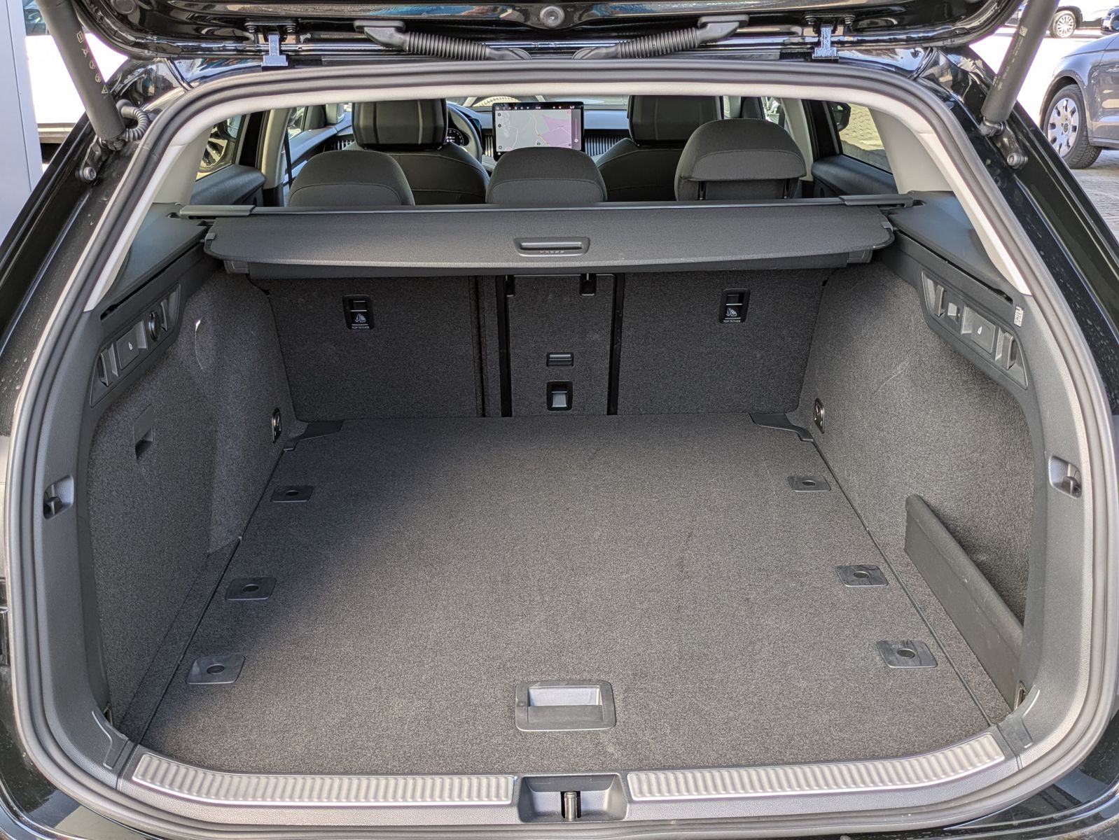 Fahrzeugabbildung SKODA Superb 2.0 TDI 4x4 Selection MATRIX*AHK*PANO*19"