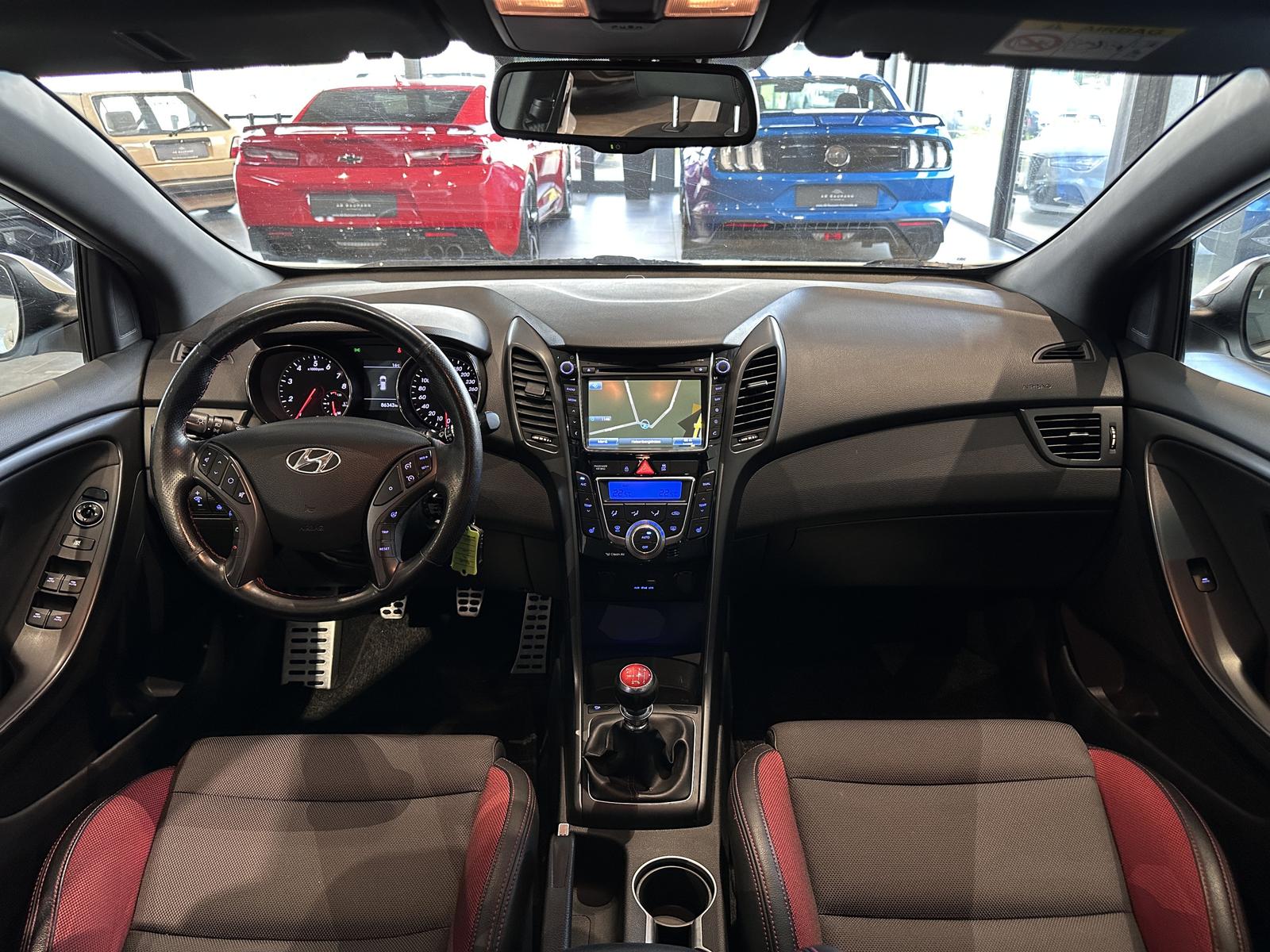 Hyundai i30 Turbo *1. HAND, NAVI, RFK, SCHECKHEFT*