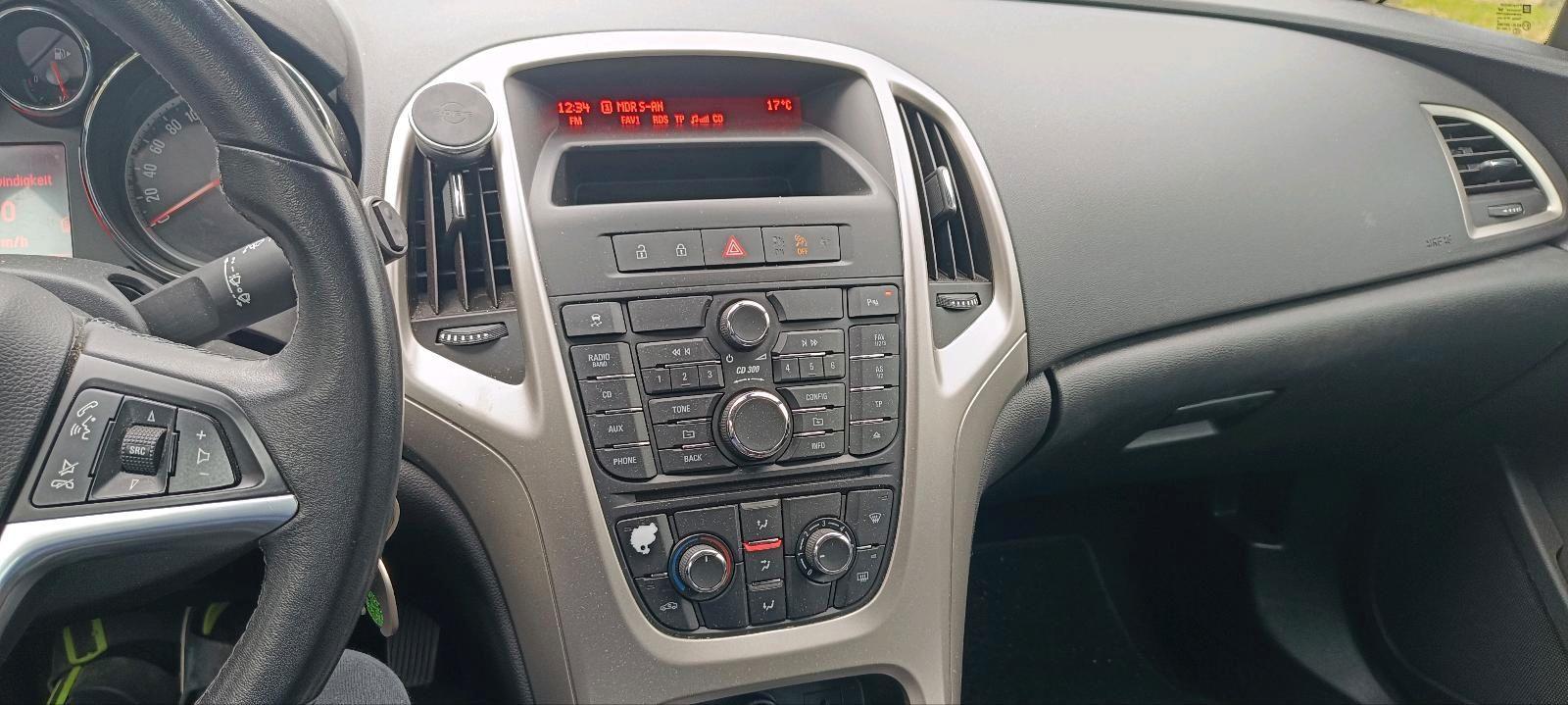 Opel Astra 2011 — photo 8