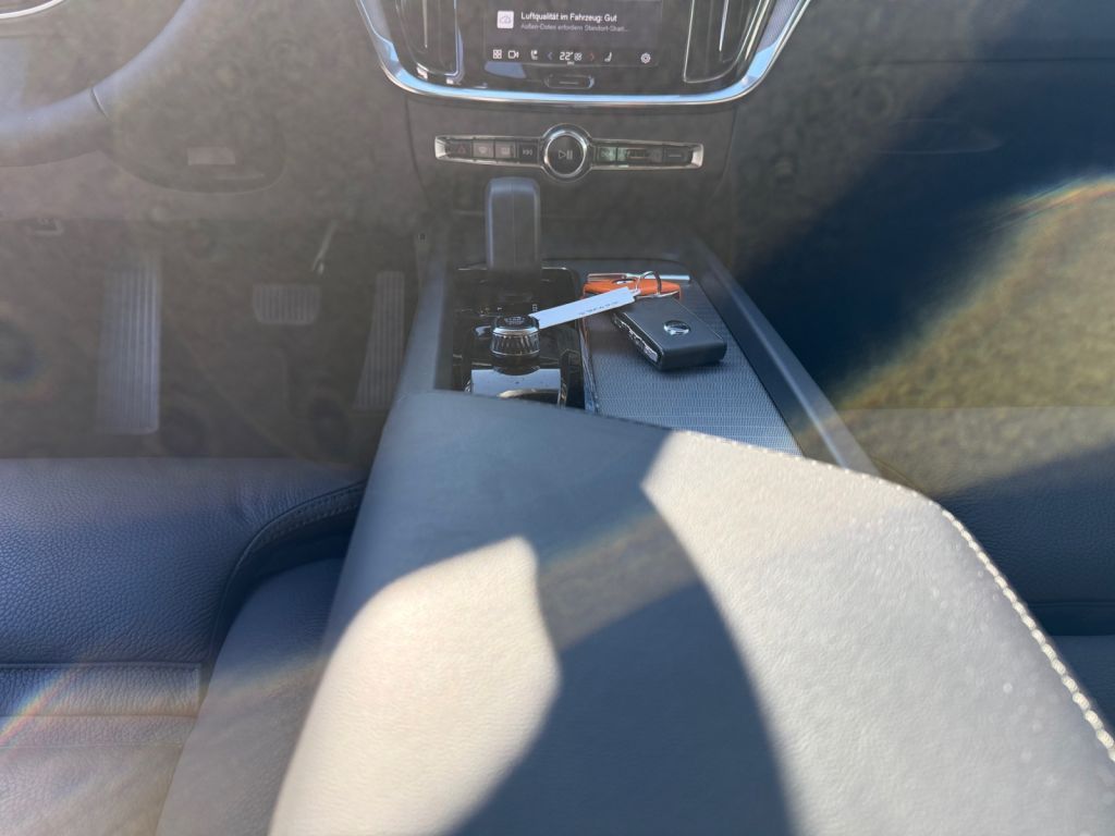 VOLVO V60 B4 B DKG Plus Dark VOLVO V60 B4 B DKG Plus Dark