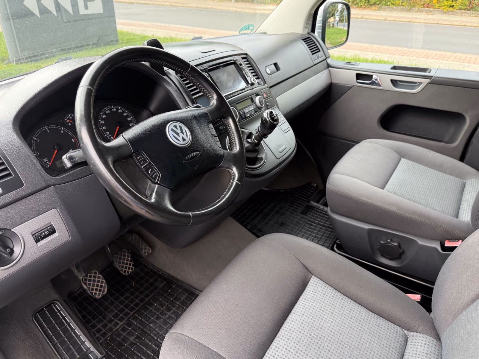 Volkswagen T5 Multivan Comfortline 2.5 TDI 5 cyl. 174 ch BVM / 7 places / Chauffage auxiliaire / GPS / Attelage 2,5 t