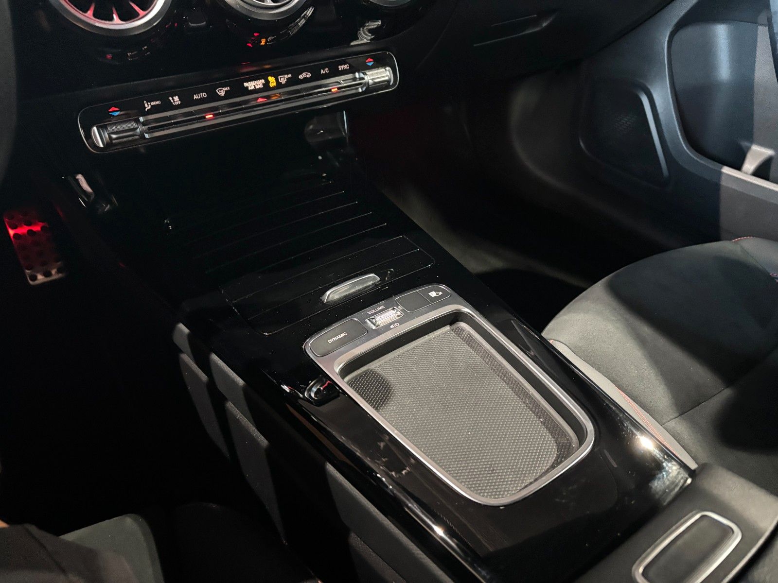 Fahrzeugabbildung Mercedes-Benz A 200 //AMG-LINE//MBUX//AMBIENTE/KAMERA/SHZ/NAVI