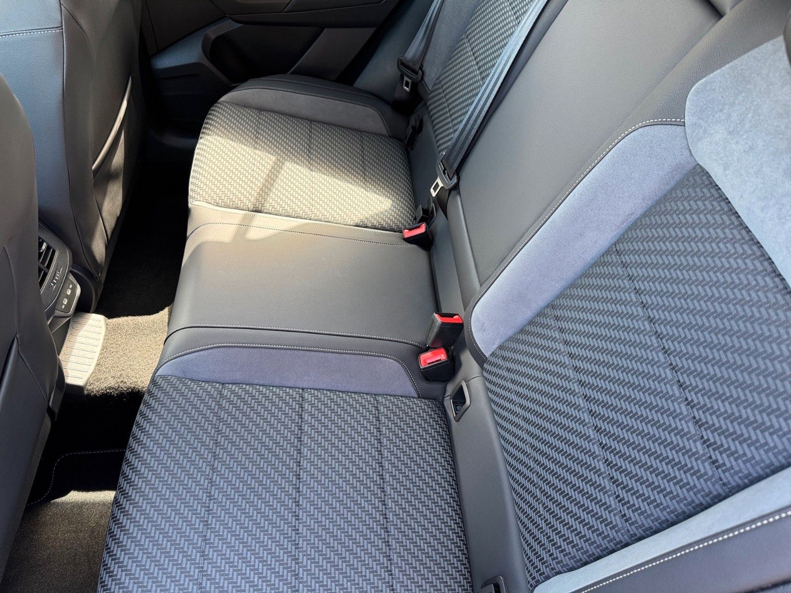 Fahrzeugabbildung Volkswagen T-Roc Sport R-Line 1.5 TSI