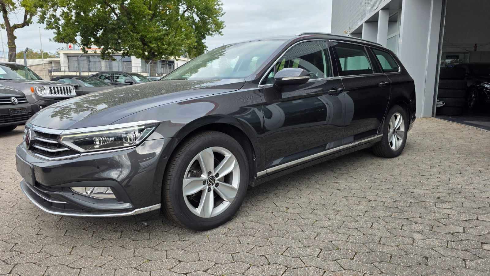 Volkswagen Passat Variant Elegance/Highline / Style / TOP imagem 3