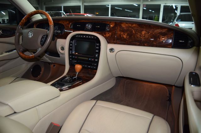 Fahrzeugabbildung Jaguar XJ8 4.2 Liter Sovereign/Schwarz mit beige/Top