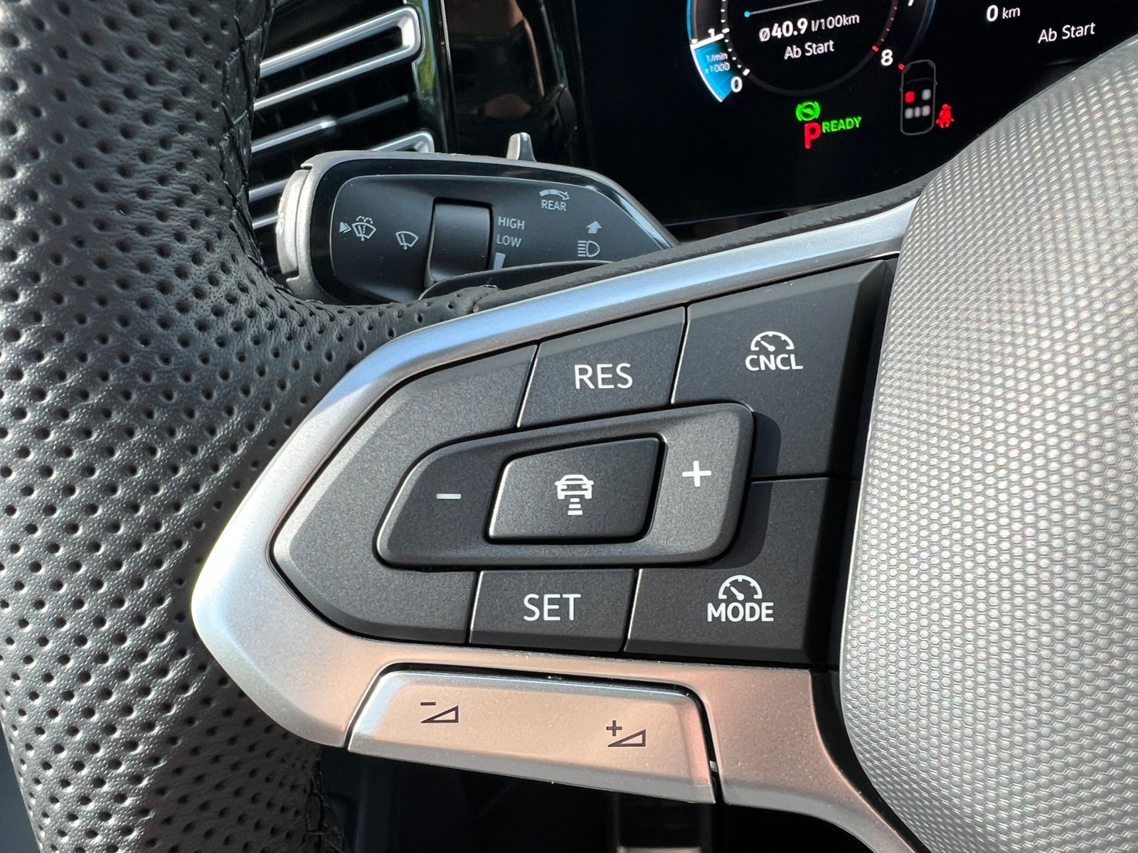 Fahrzeugabbildung Volkswagen Tiguan R-Line 1.5 eTSI DSG *AHK, IQ.Light, ACC,
