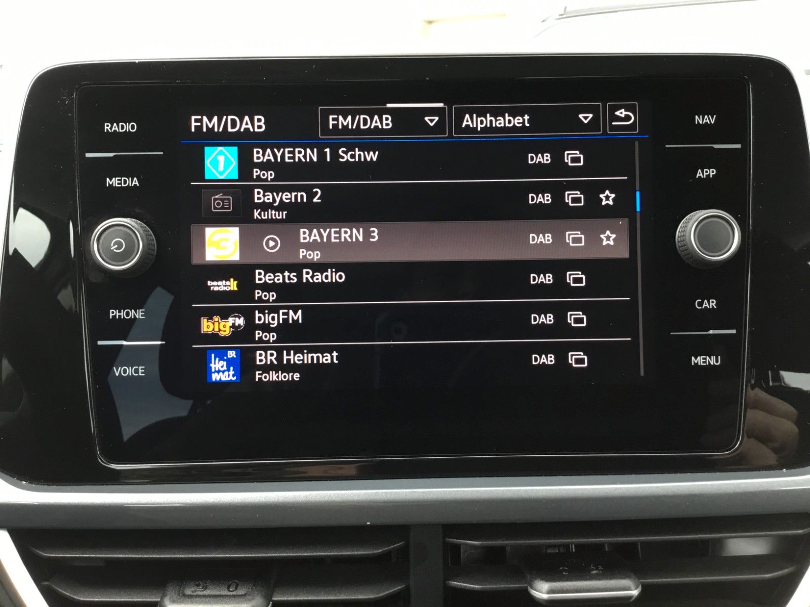 Fahrzeugabbildung Volkswagen T-Roc 1.5 TSI DSG Style+AHK+MatrixLED+ACC+Pano