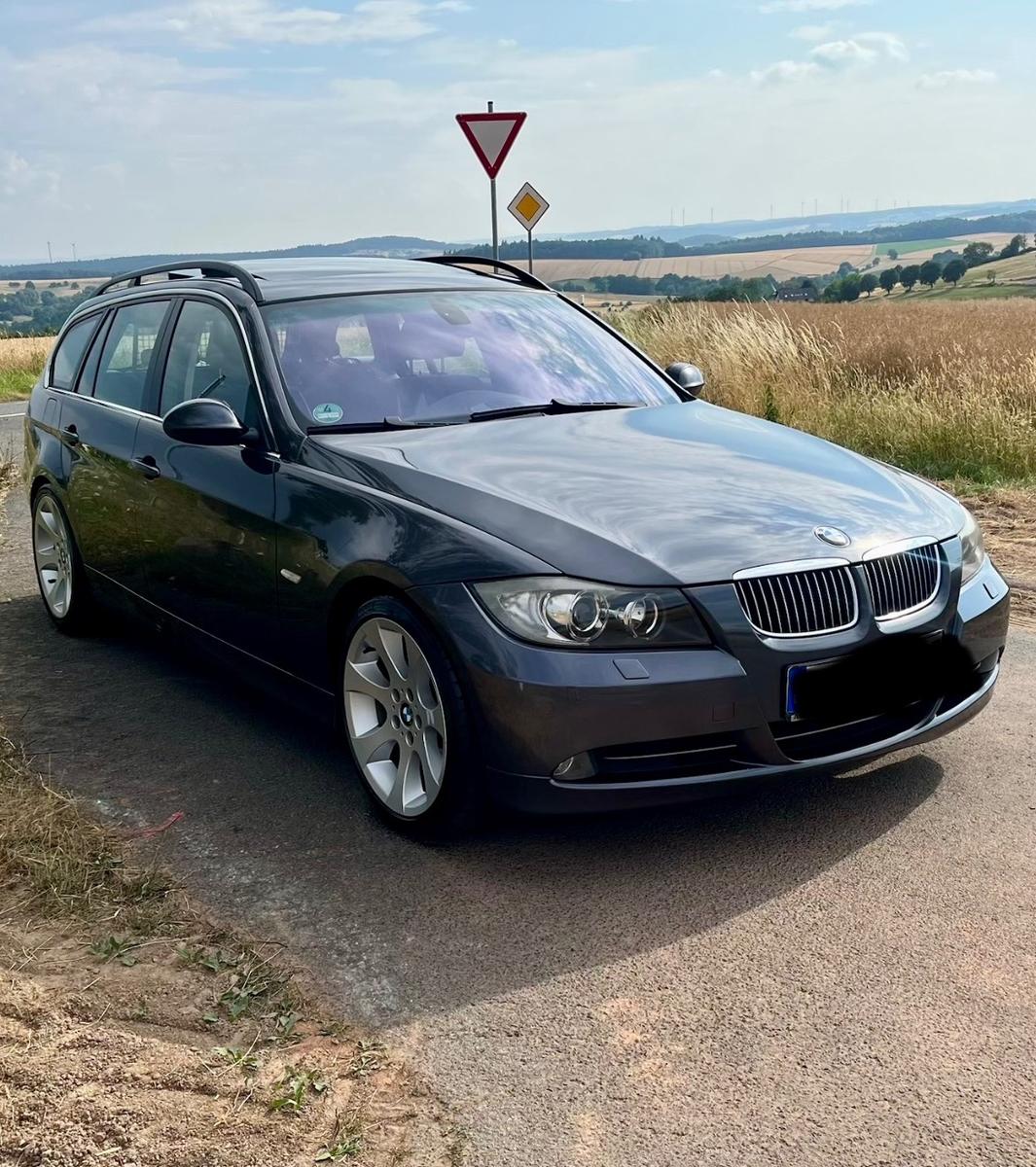 BMW 330 2005 — салон