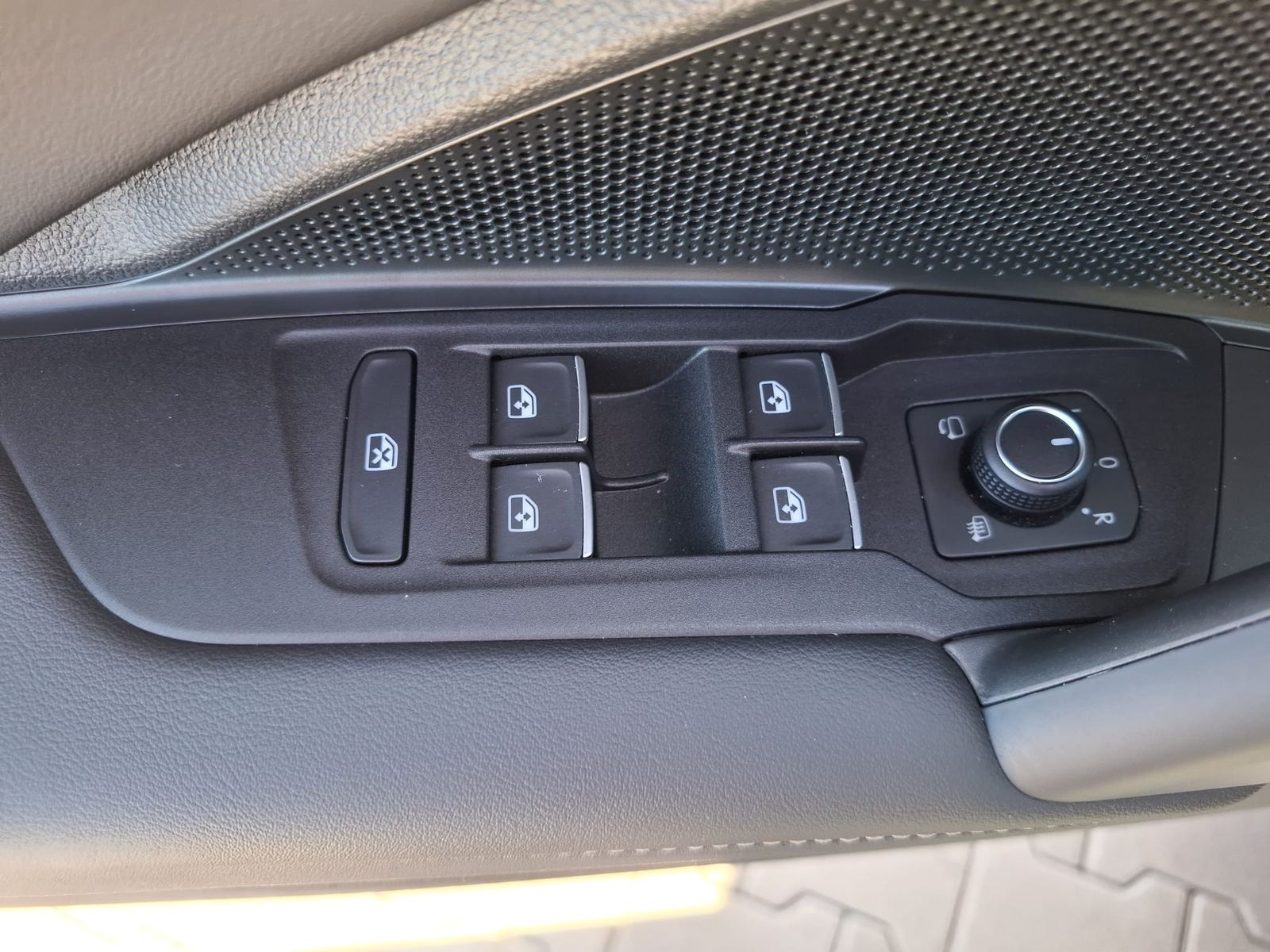Fahrzeugabbildung Volkswagen Tiguan 2.0 TDI 4M R-Line BLACK*PAN*HK*AHK*MATRIX