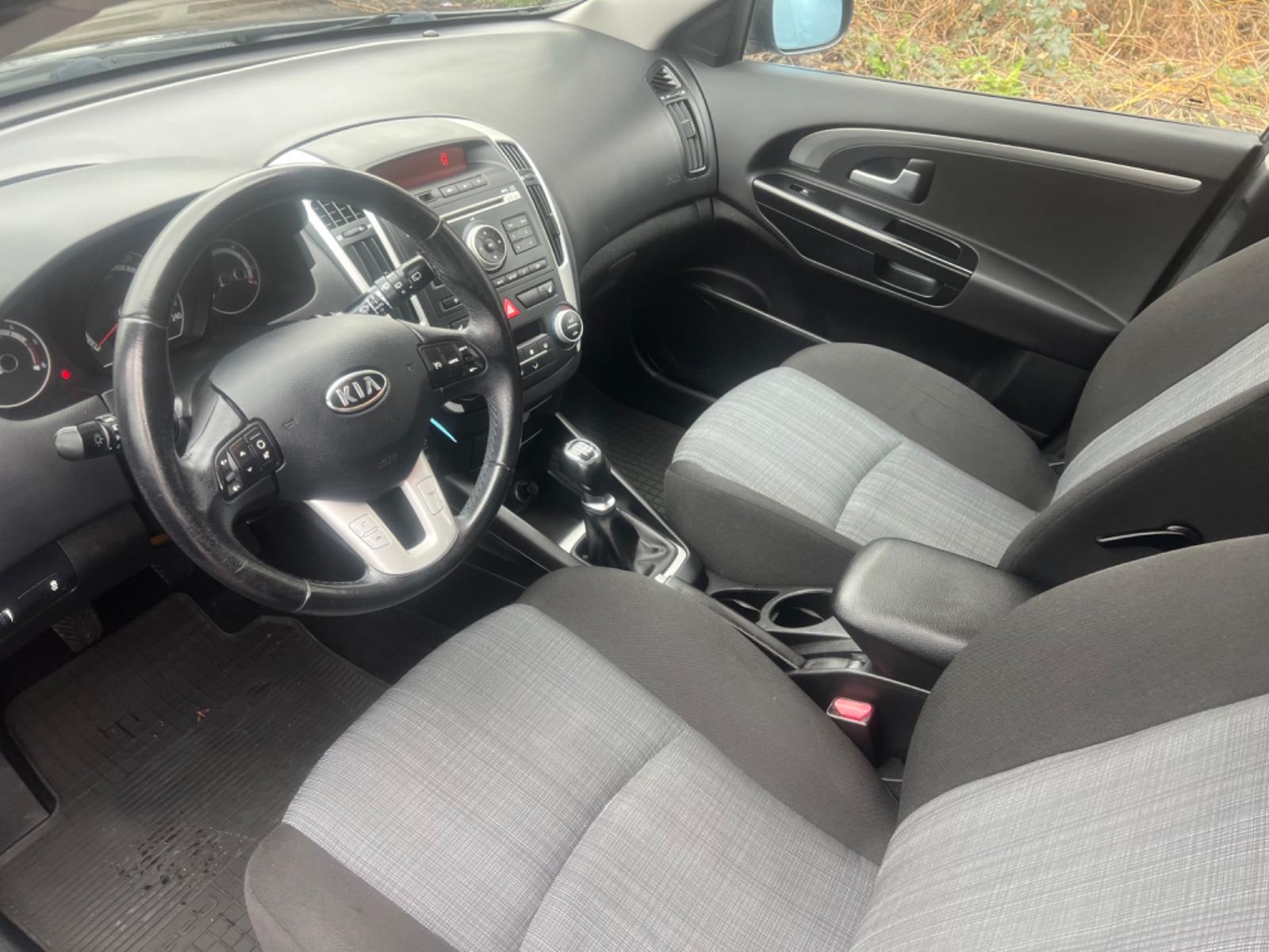 Kia cee'd 2011 — photo 11