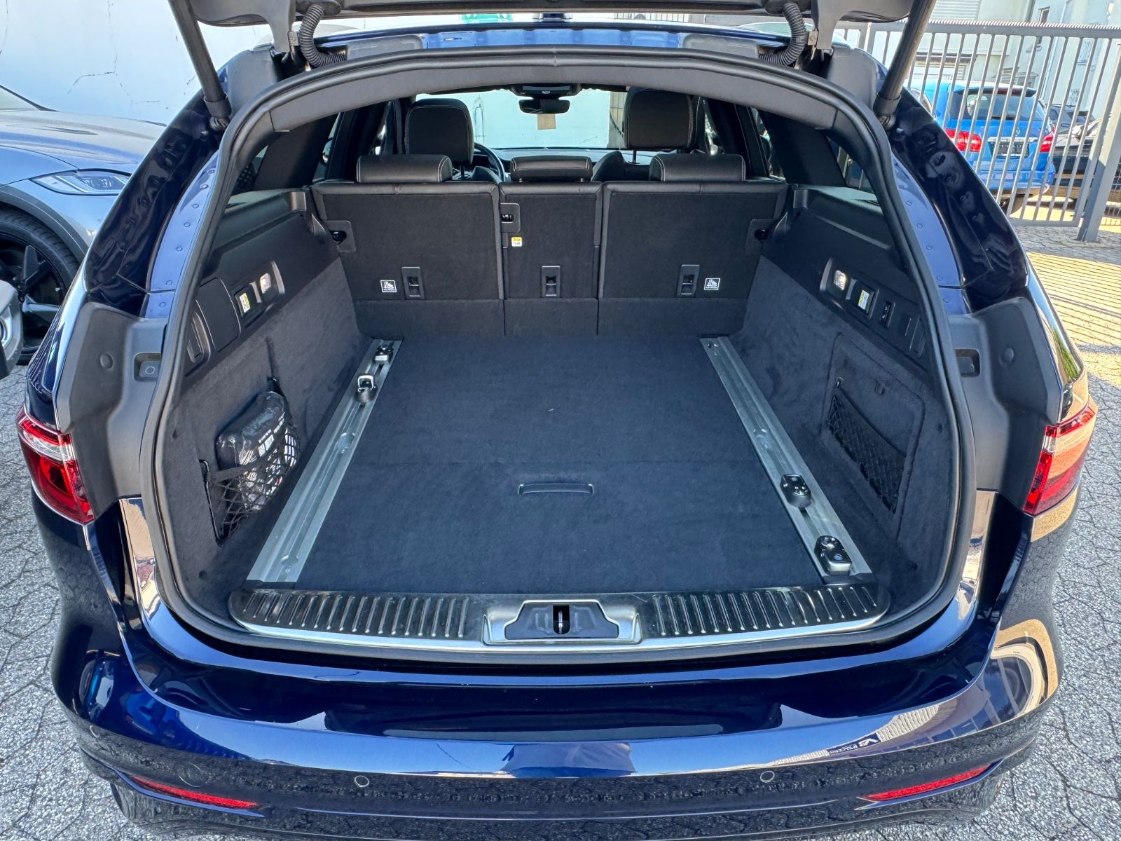Fahrzeugabbildung Jaguar XF Sportbrake R-Dynamic SE AWD/PANO/KAM/MERIDIAN