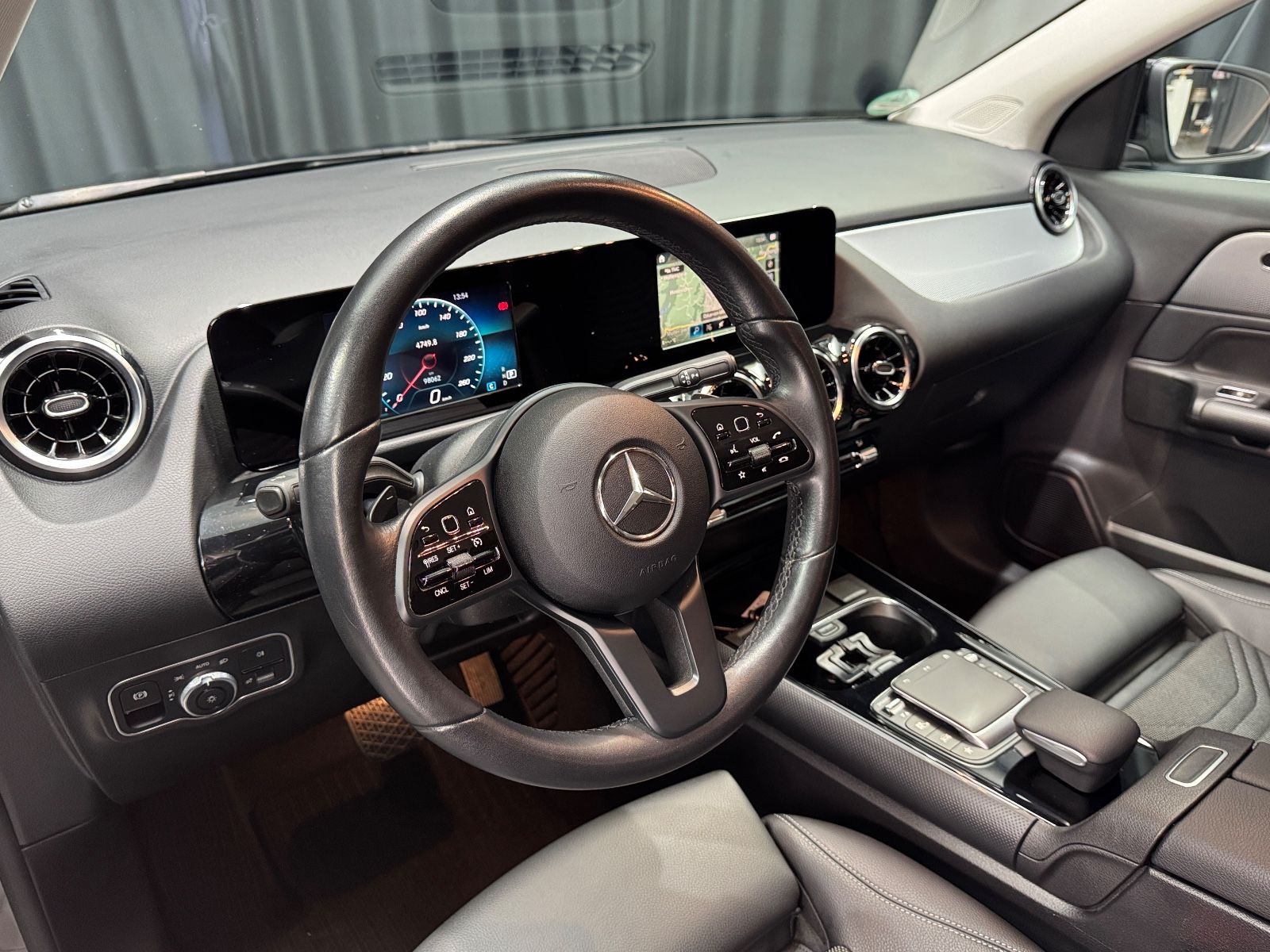 Fahrzeugabbildung Mercedes-Benz GLA 220d|AUTOMATIK|NAVI|LED-SCHEINWERFER|