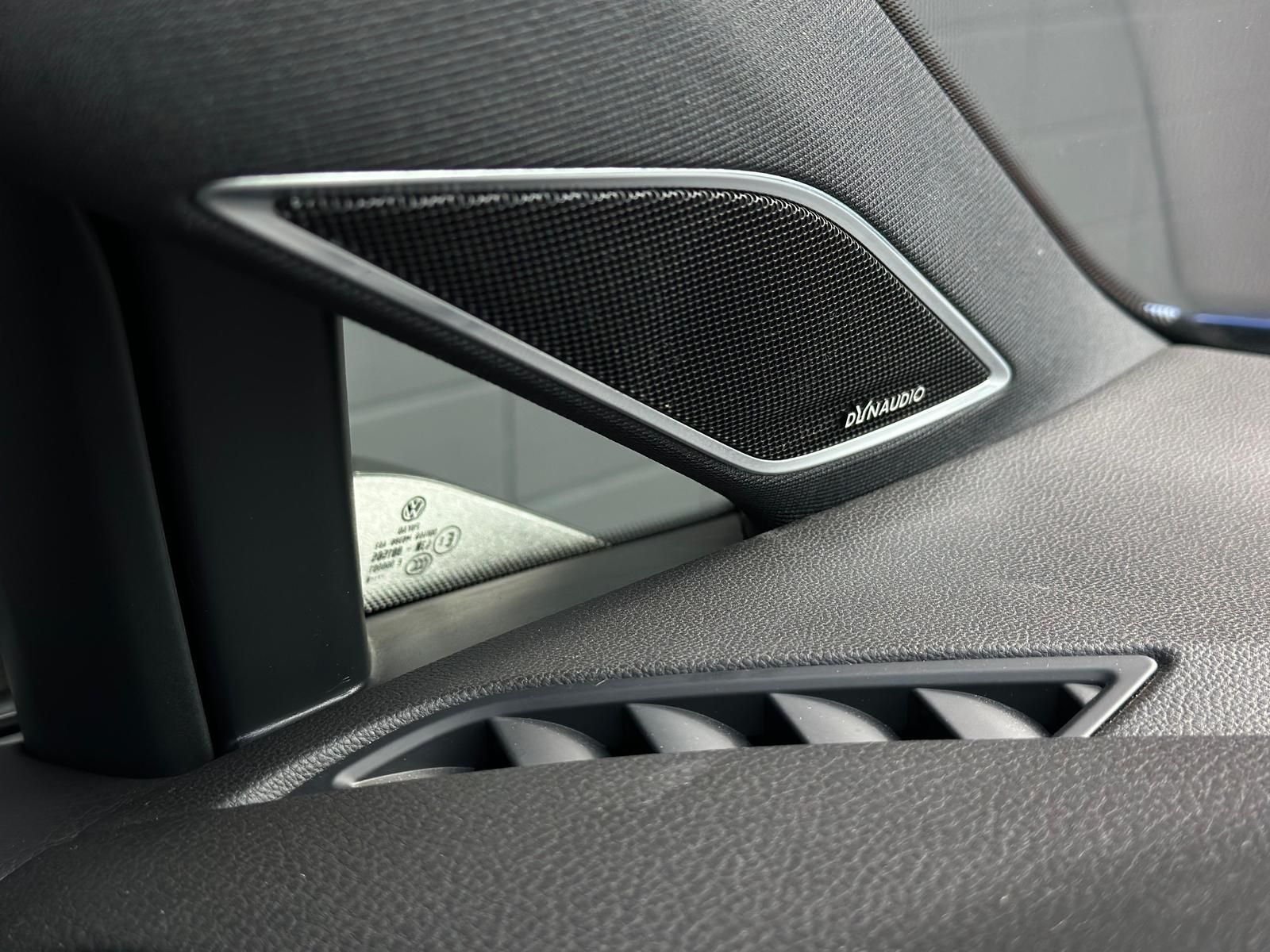 VW Golf VII R 2.0TFSI 4M *LED#PANO#ACC#DYNAUDIO#SHZ - Image 20