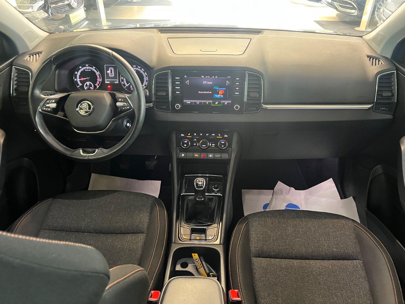 Fahrzeugabbildung SKODA Karoq Clever *4x SITZHEIZUNG*BEHEIZBARES LENKRAD