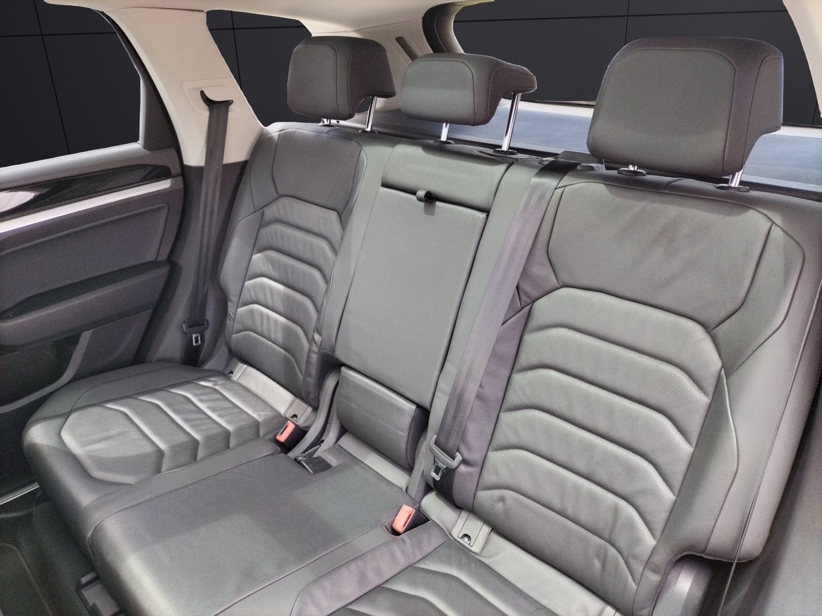 Fahrzeugabbildung Volkswagen Touareg Elegance 4M eHybrid LED PANO AHK SHZ PDC