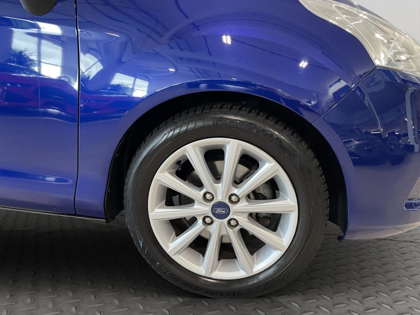 Fahrzeugabbildung Ford B-Max Titanium Bluetooth Sony CD Klima Allwetter