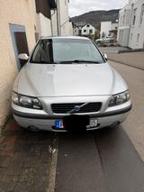 Volvo S60 2,4 Liter 5 Zylinder - Volvo S60 mit Benzin-Antrieb: Limousine, 2.5