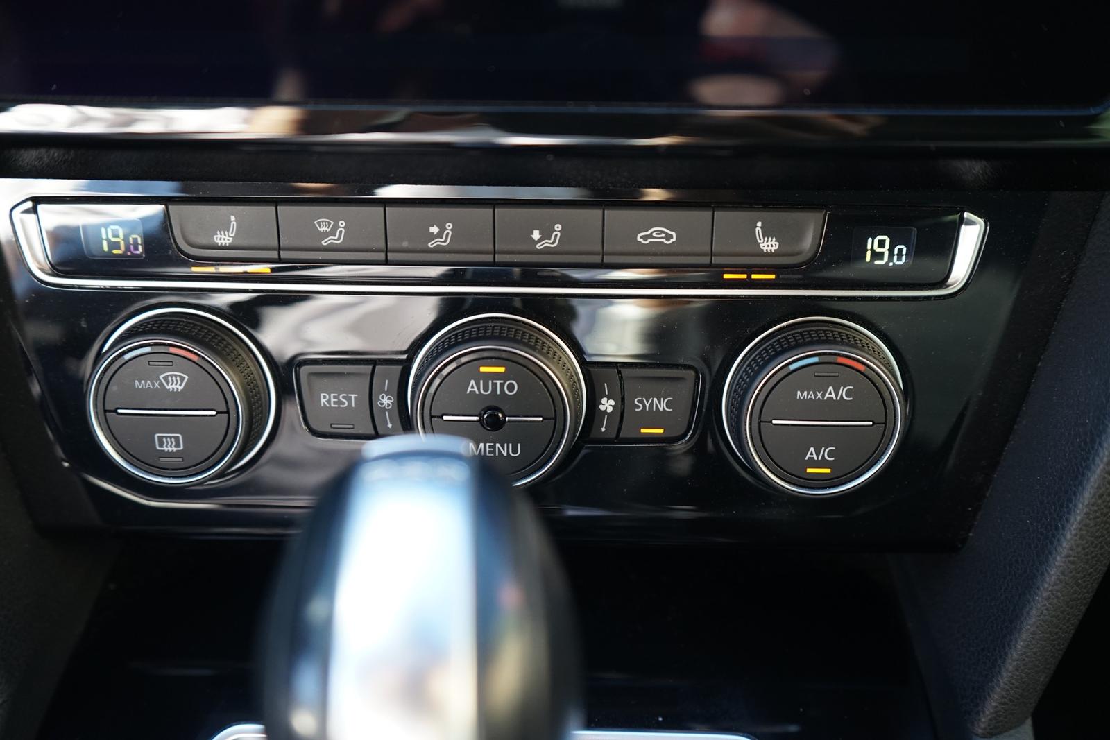 Volkswagen Passat Variant 1.8 TSI DSG R-Line LED Navi ACC