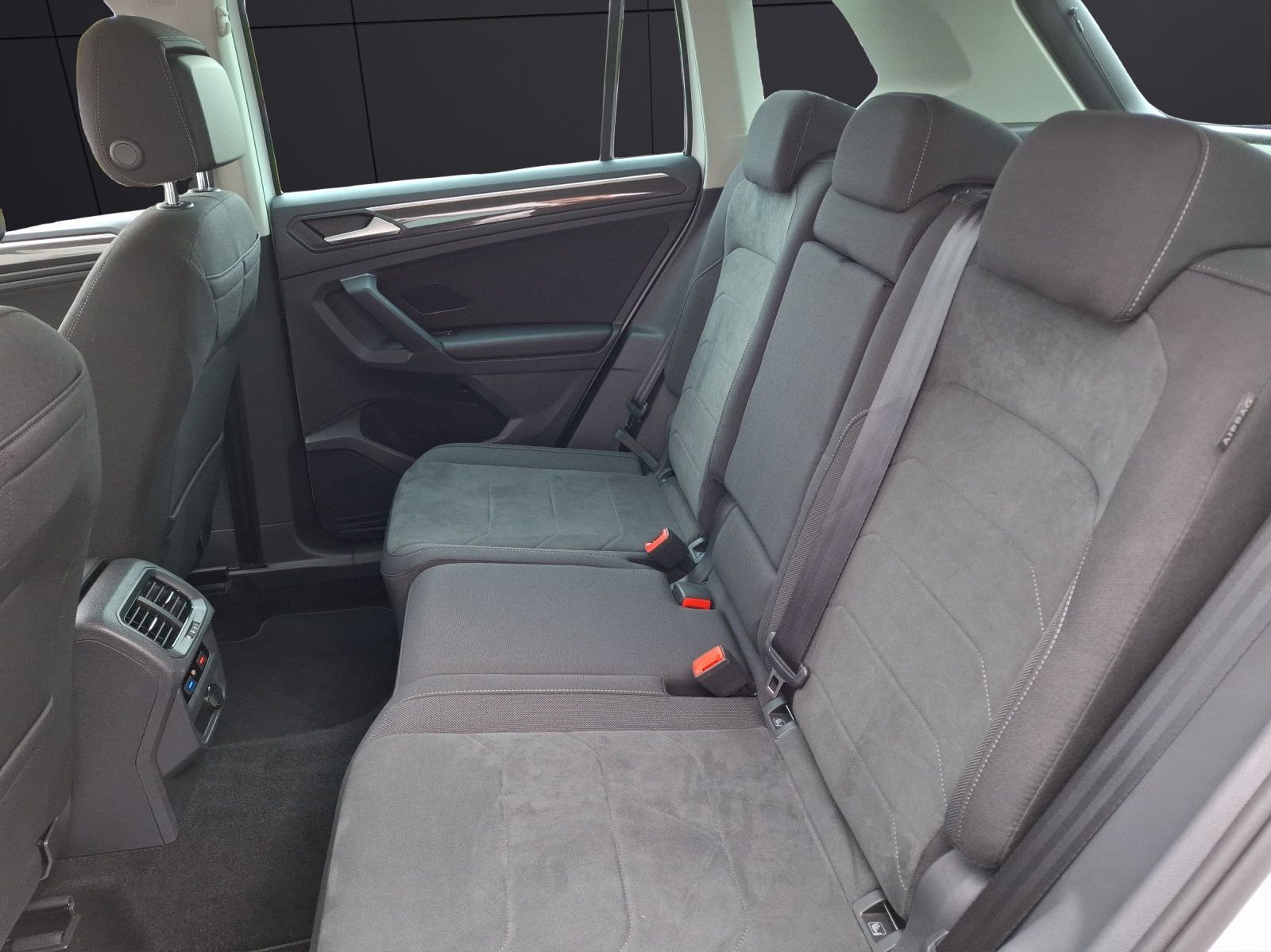 Fahrzeugabbildung Volkswagen Tiguan TDI Elegance DSG 4M Standhzg. Matrix Navi