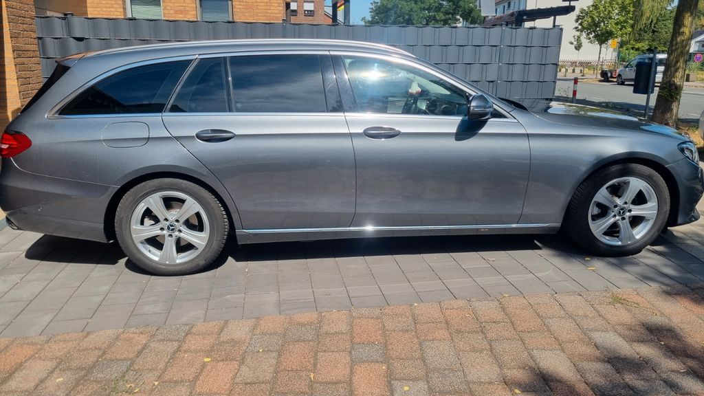 Image of Mercedes-Benz E 220