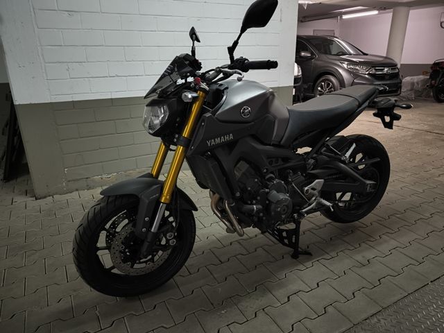 Yamaha MT-09 RN29 ABS 1 Hand